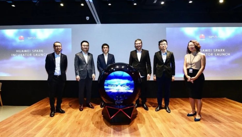 Photo of Huawei and Infocomm Media Development Authority representatives 